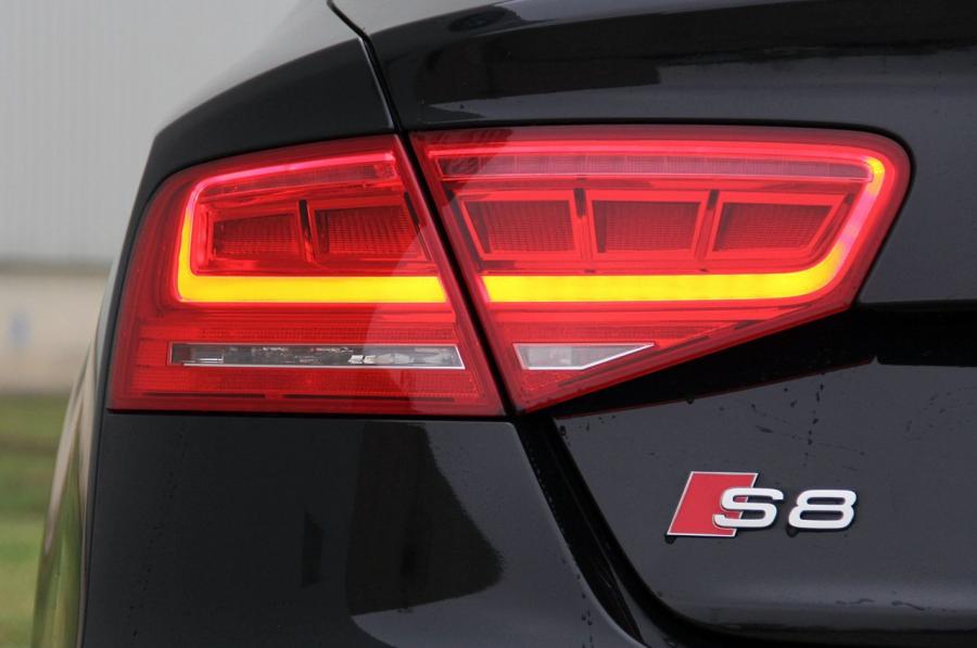 Детали экстерьера Audi S8 (D4) 2012 года  (WW) (фото 32 из 36)